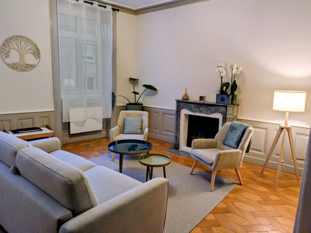 Le canapé et les deux fauteuils du cabinet, devant la cheminée.