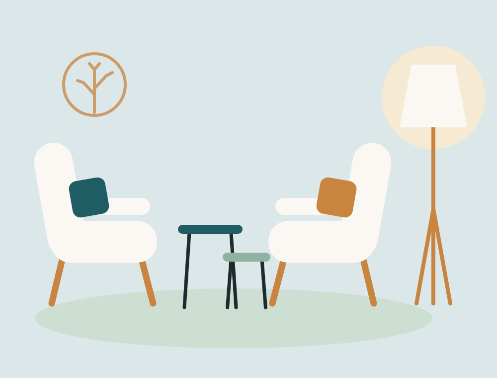 Deux fauteuils face à face, une petite table entre eux, une lampe allumée.